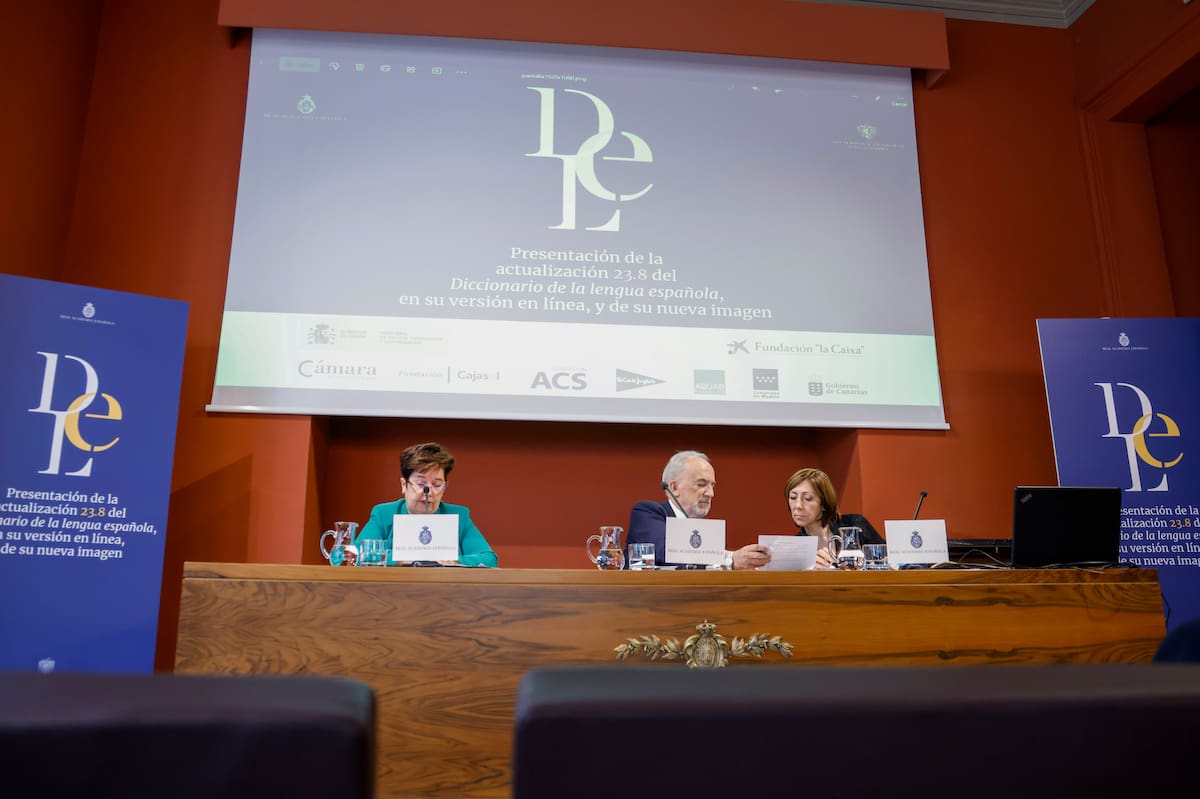 El director de la RAE y presidente de la Asociación de Academias de la Lengua Española (ASALE), Santiago Muñoz Machado (c), la académica y catedrática de Filología Románica Dolores Corbella (i), y la responsable del Instituto de Lexicografía, Elena Zamora (d), presentan la actualización 23.8 del Diccionario de la lengua española, este martes, en Madrid. EFE/ Blanca Millez