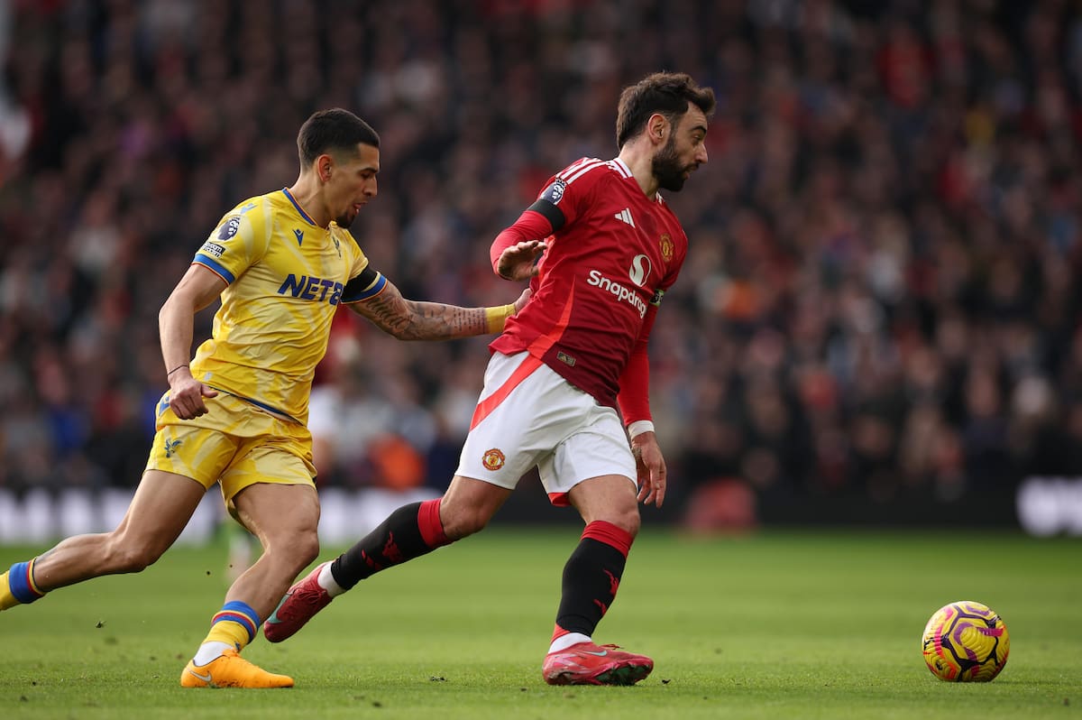 Daniel Muñoz del Crystal Palace (izq.) en acción contra Bruno Fernandes del Manchester United (der.). //EFE