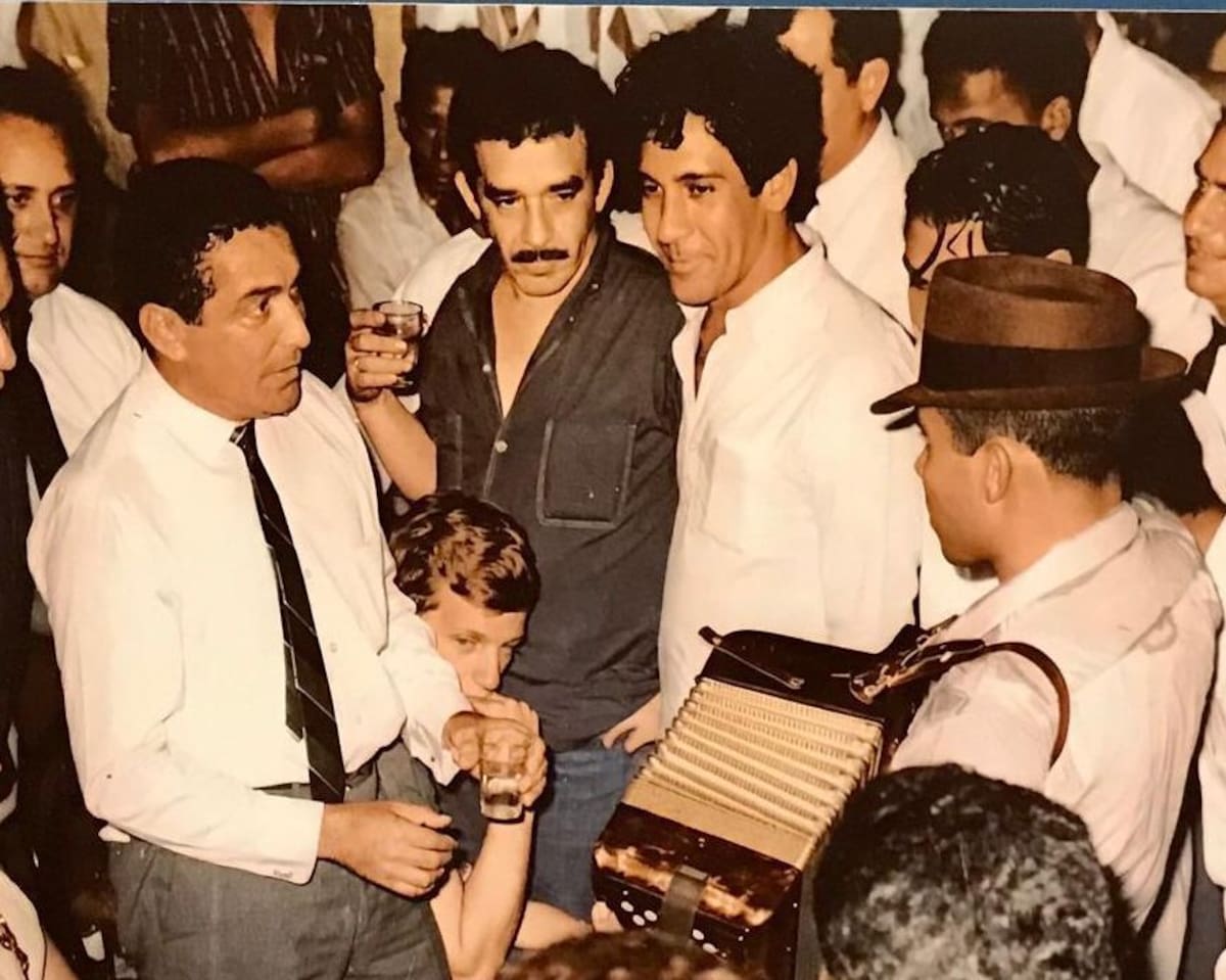 Daniel Samper entre Cepeda, Gabo y Escalona. //Foto: Cortesía.