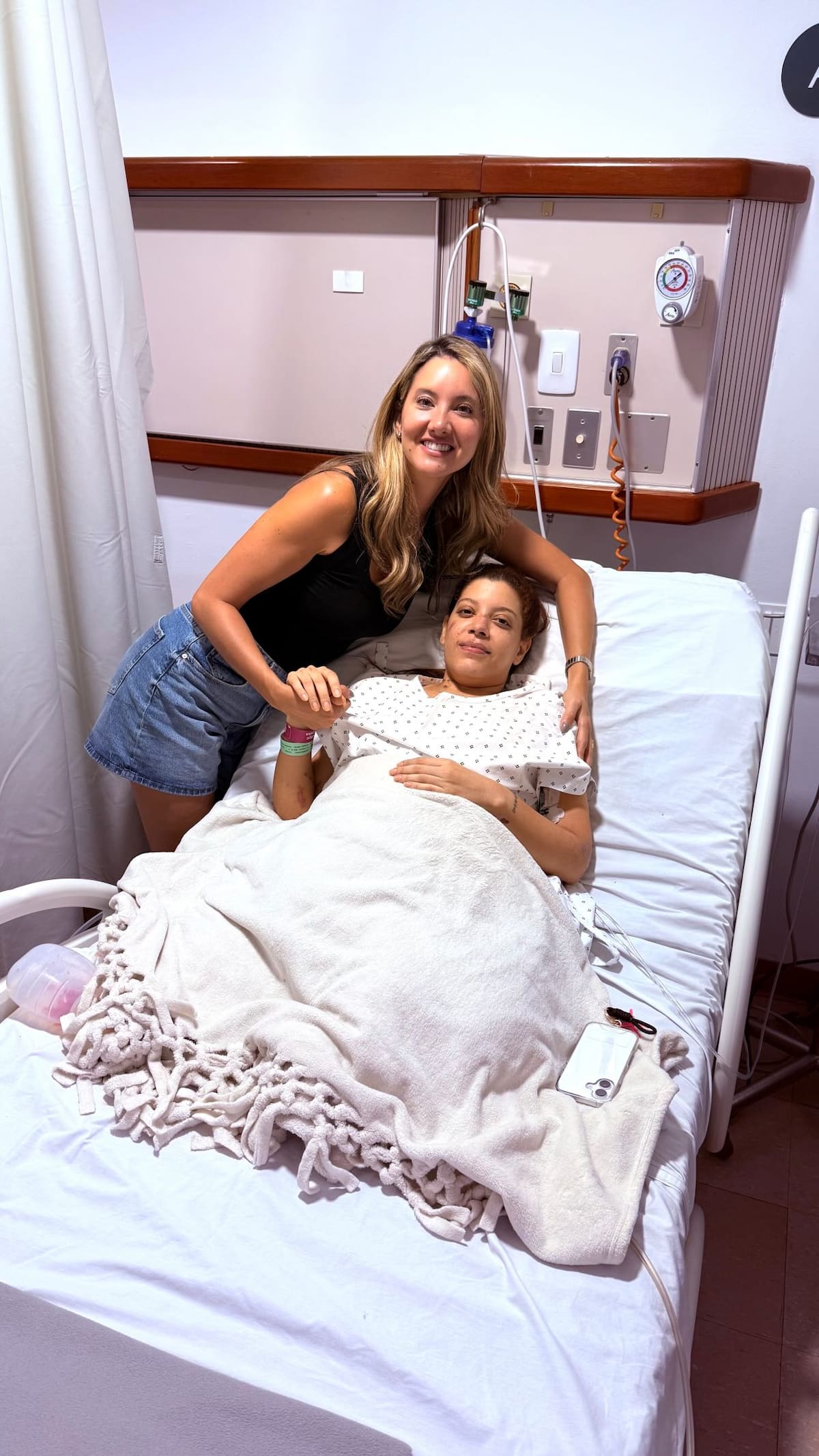La exreina visitó a Stephany Echevarría, sobreviviente del terremoto, y anunció que la acompañará durante su recuperación.// Foto tomada de IG: @danielaaalvareztv, @fundaccion danielaalvarez