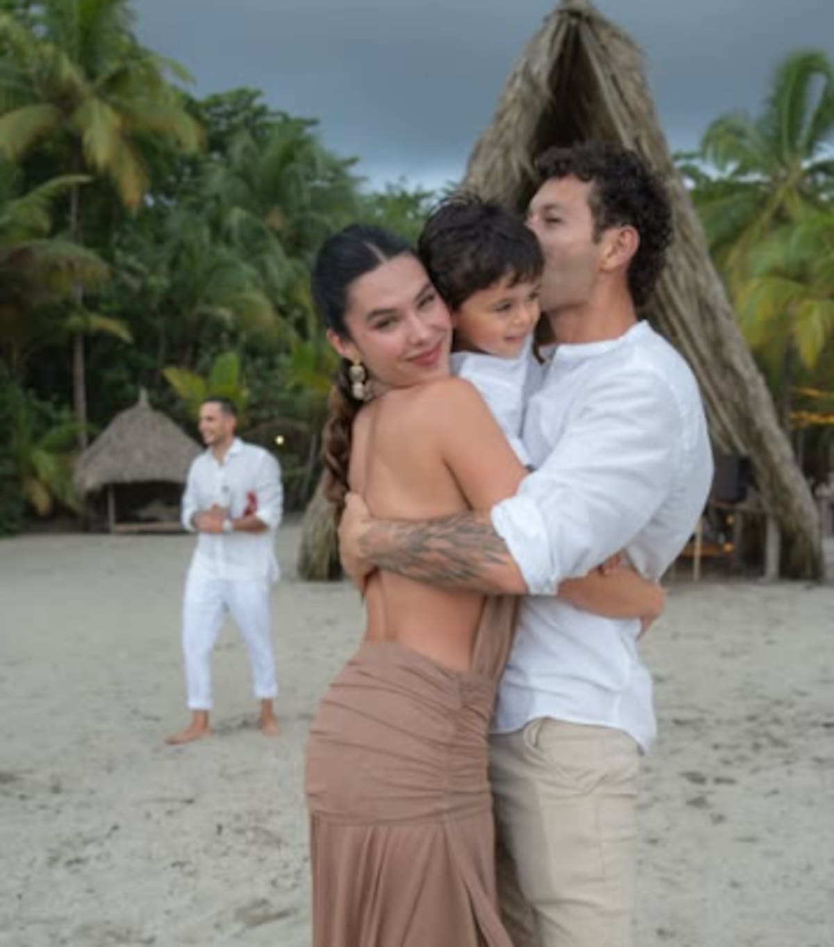 Daniela Salazar, su hijo Pedro y su esposo Simón Pulgarín. //Foto: IG @danielasalazarc_.