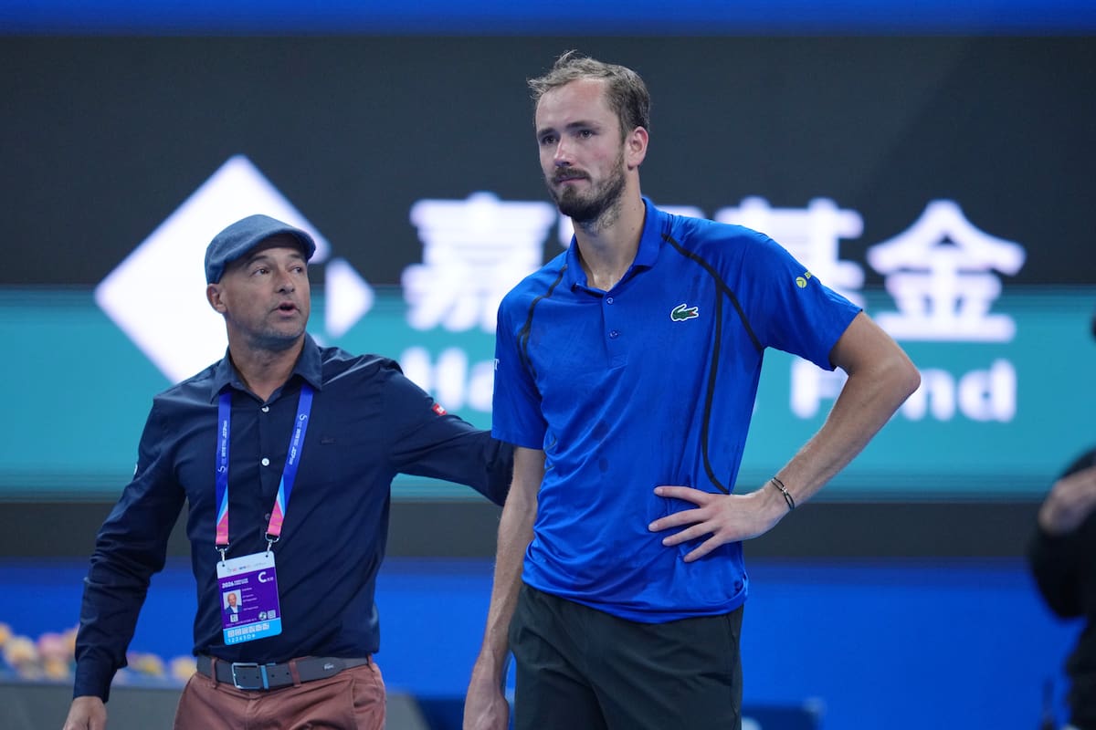 Video: Daniil Medvedev dio un pelotazo a un aficionado y quedó descalificado contra Djokovic