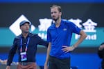 Video: Daniil Medvedev dio un pelotazo a un aficionado y quedó descalificado contra Djokovic