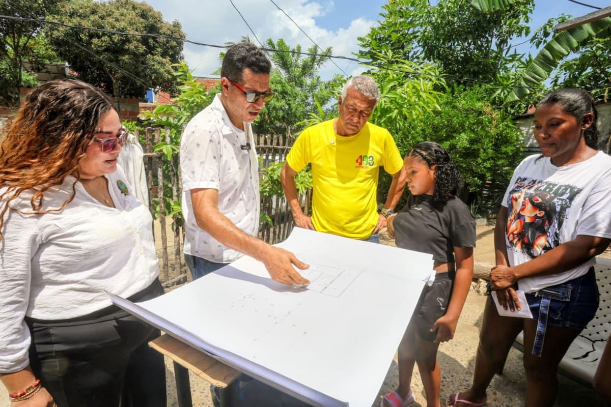 Danis y su madre, Mercedes, observan los planos de la que será su nueva vivienda junto al secretario de Educación, Alberto Martínez; el ingeniero civil Ramón Zabaleta y la arquitecta Gimena Ruiz.//Foto: Cortesía.