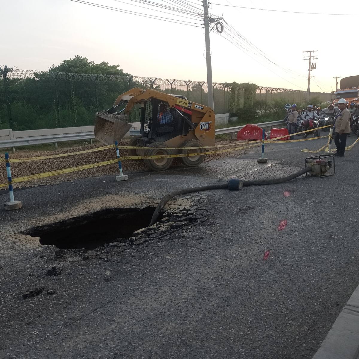 Daño en tubo de Mamonal deja a 13 barrios sin agua. // Foto: Zenia Valdelamar - El Universal