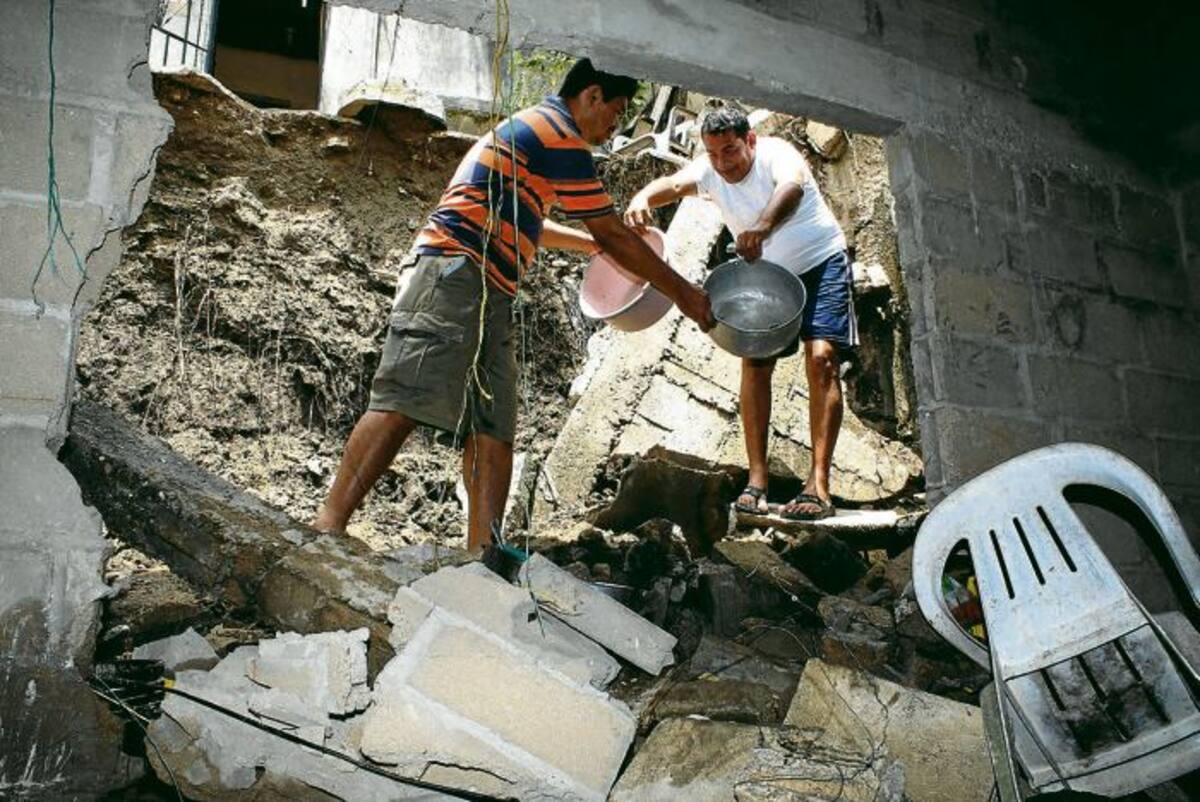Wilson Laso, trata de recuperar algunas de sus pertenencias luego de la emergencia que vivió en la madrugada de ayer. MANUEL SANTIAGO PÉREZ/EL UNIVERSAL/
