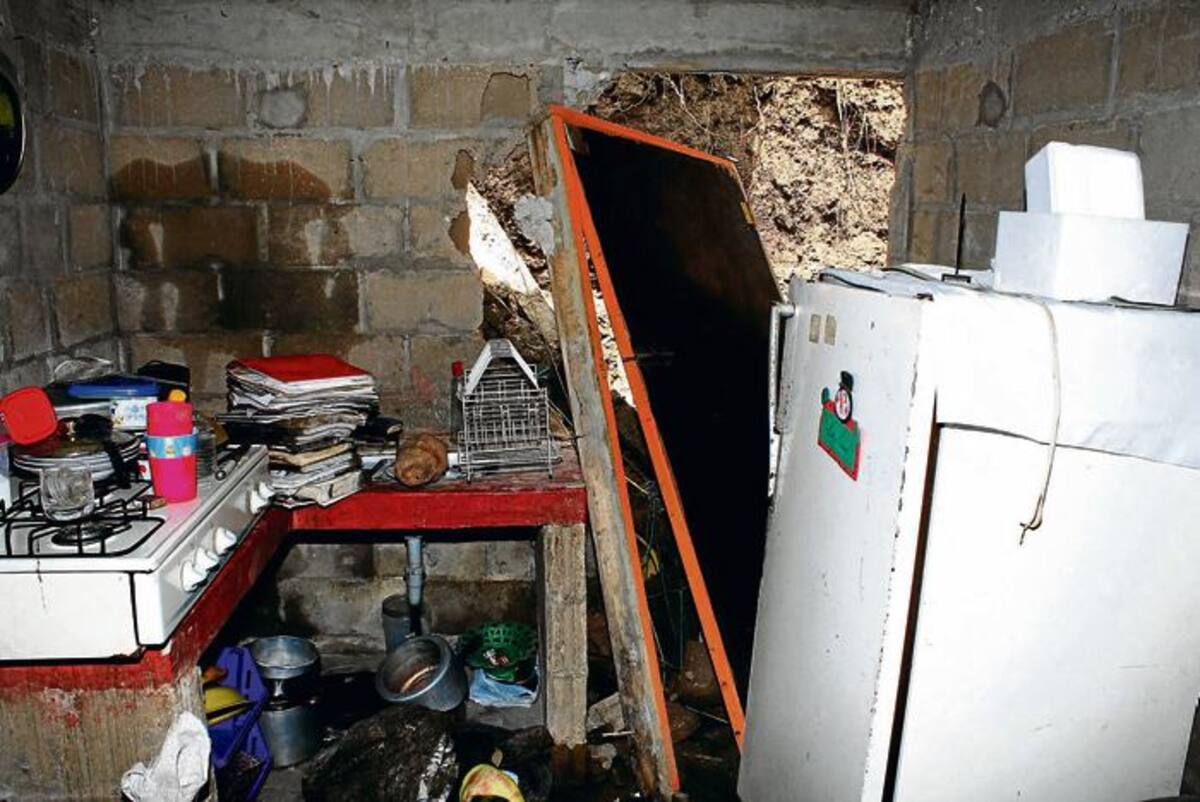 La pared cayó sobre la cocina y una de las habitaciones de la vivienda ubicada en el barrio Villa Mady.