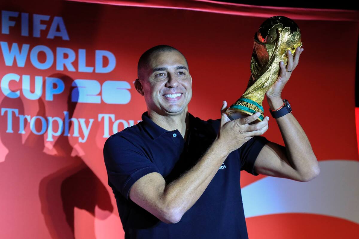 El exfutbolista franco-argentino David Trezeguet levanta el trofeo de la Copa Mundial de la FIFA 2026 durante su presentación este domingo, en el recinto ferial de Corferias en Bogotá (Colombia). Foto, EFE: Carlos Ortega
