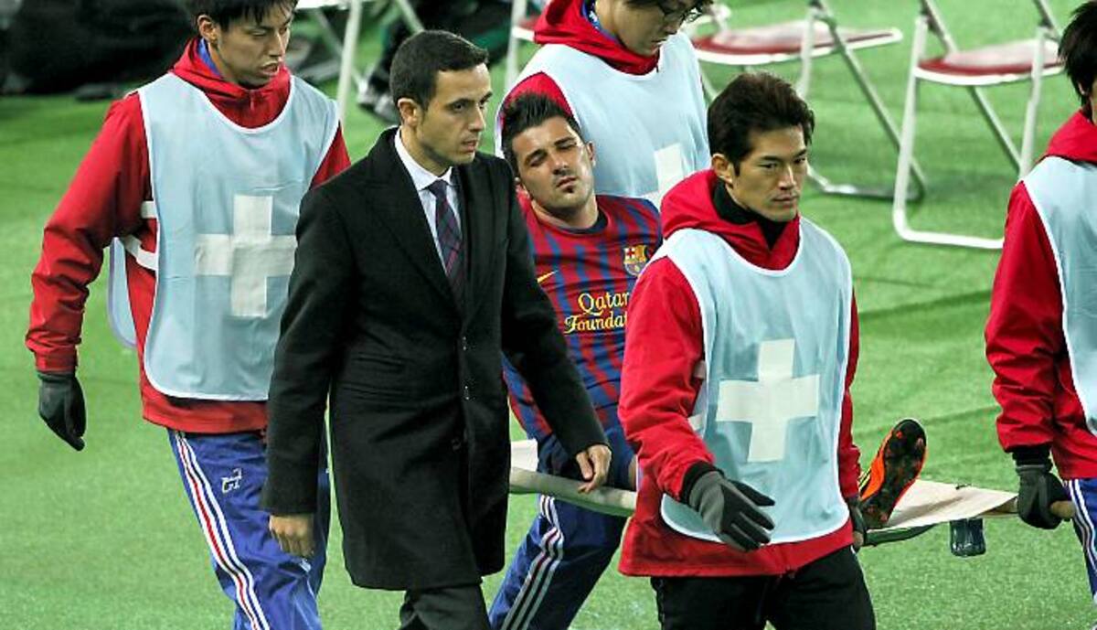 David Villa es trasladado en una camilla después de sufrir la lesión. AP Shizuo Kambayashi