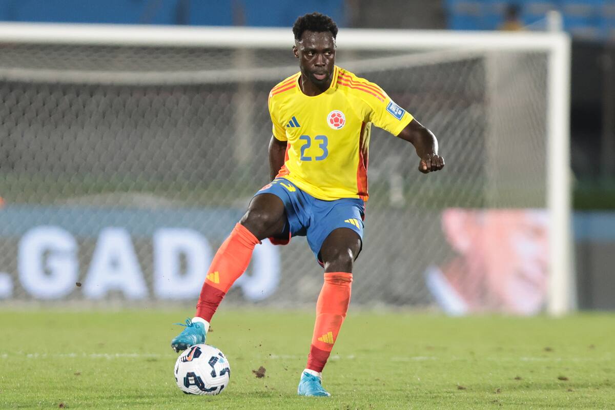 Davinson Sánchez sale lesionado en partido del Galatasaray por Europa League