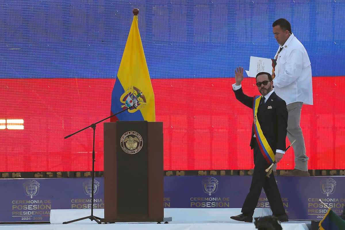 Desde una guarnición militar, Abelardo de la Espriella da su primer discurso como presidente