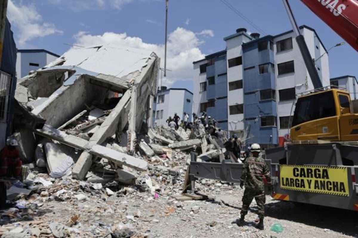 Escombros de las edificaciones que se desplomaron tras el fuerte terremoto que sacudió a Colombia. // EFE/ Carlos Ortega.