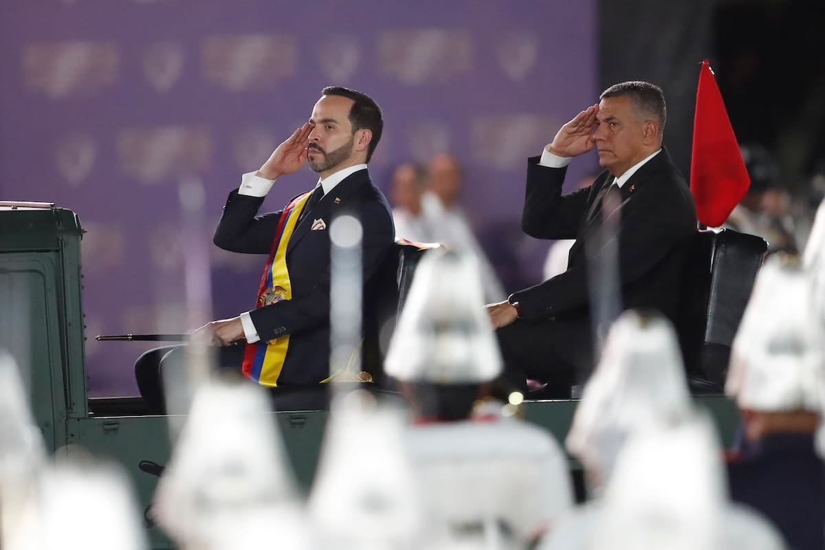 El presidente de Colombia, Abelardo de la Espriella (i); y el ministro de Defensa designado, Jorge Eduardo Mora López, reciben honores militares. // Foto: EFE/ Ernesto Guzmán Jr.