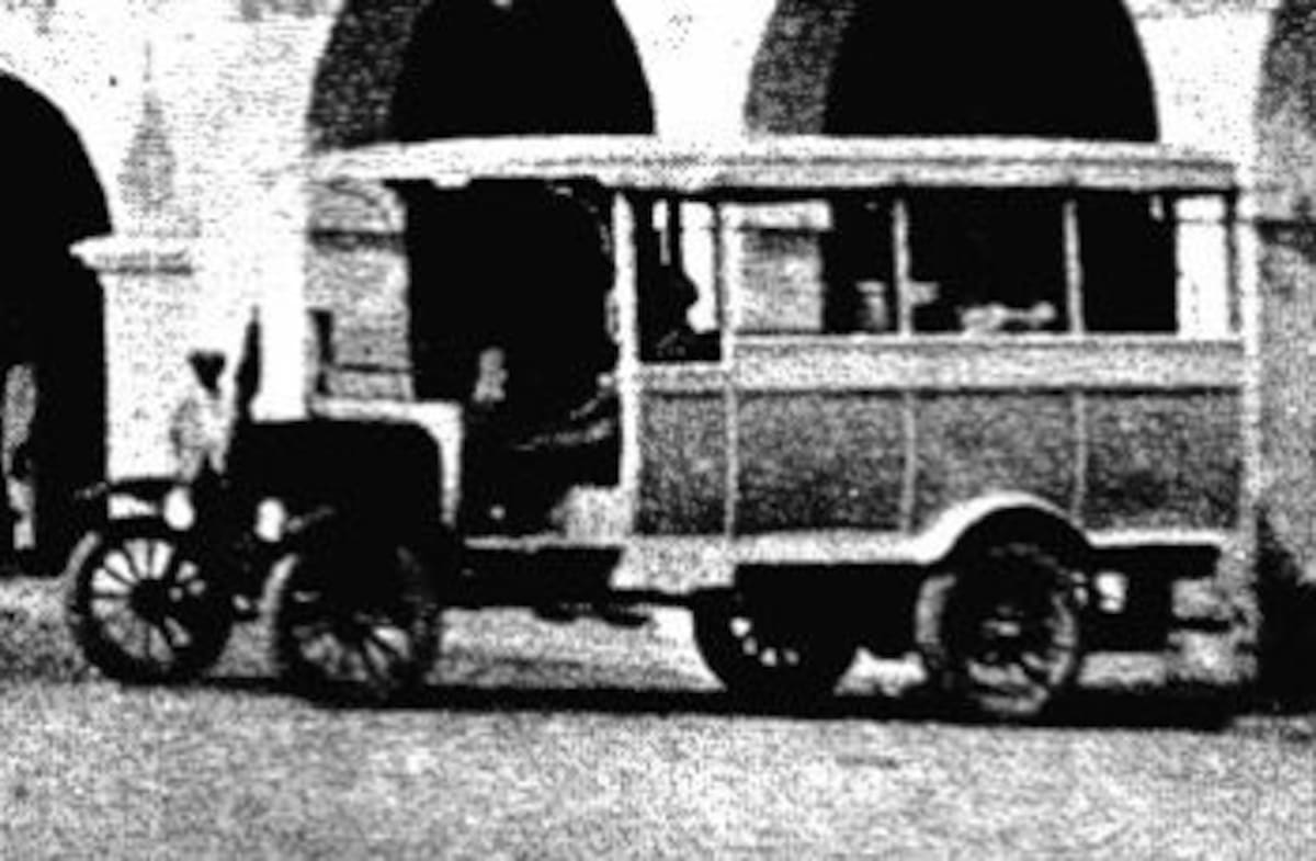 Uno de los primeros buses urbanos con los laterales cerrados aunque sin ventanería (aspecto que se conservó hasta mediados de la década de 1980). //Credito: Eduardo Lemaitre Román.