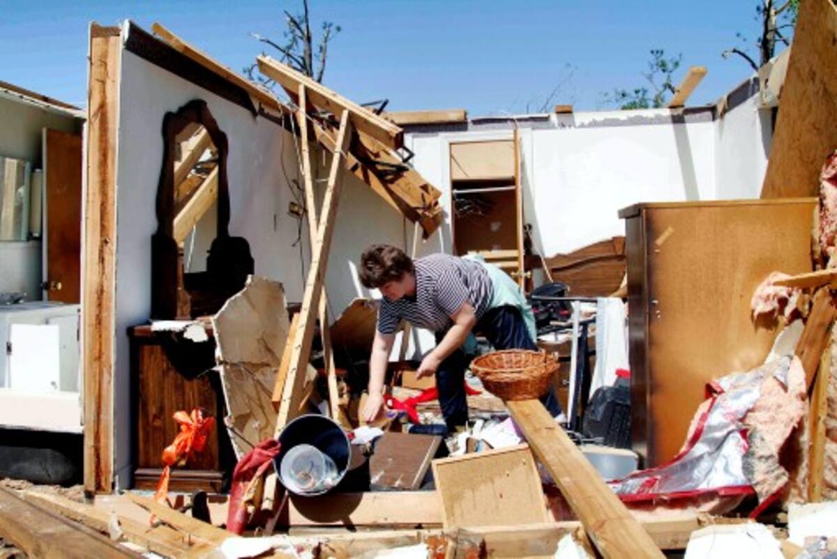 Más de 100 tornados han derribado árboles, arrancado techos, devastado barrios enteros, como consecuencia de una fuerte tormenta que ha afectado los estados de Oklahoma, Texas, Arkansas, Misisipi, Alabama, Carolina del Norte (sureste) y Kansas (centro). AP Jim R. Bounds