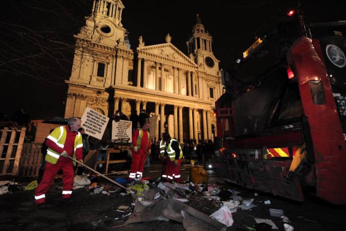 La policía londinense y funcionarios de justicia desmantelaron este martes de madrugada frente a la catedral de Saint Paul. AFP CARL COURT