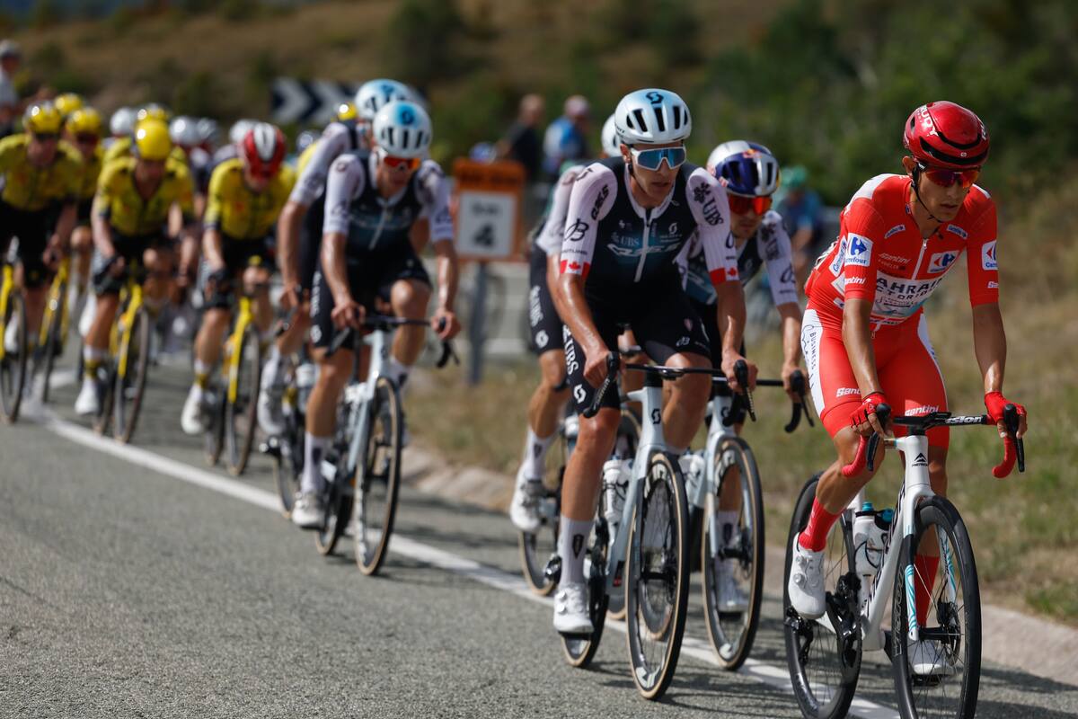 El líder de la clasificación general provisional, el ciclista del Bahrain Torstein Træen (dcha), durante la décima etapa de La Vuelta a España. //Foto, EFE: Javier Lizón
