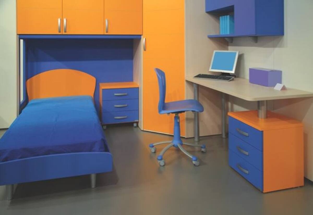 Las repisas o entrepaños son clave cuando queremos ganar o aprovechar espacio. Es mejor colocar vairas, de tal manera que no nos veamos obligados a aplicar muchas prendas que seguramente se irán al piso cuando intentemos sacar una.