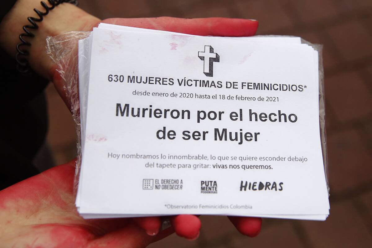 Fotografía de archivo de un cartel que expone los feminicidios durante un acto simbólico, a cargo de colectivos feministas para rechazar la violencia de género, en Medellín (Colombia). EFE/ Luis Eduardo Noriega A.