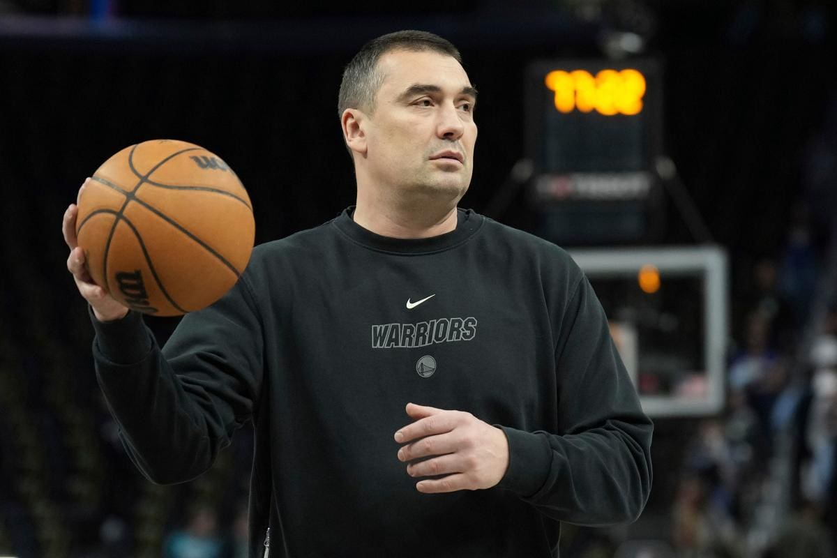 Dejan Milojević, asistente de Warriors, fallece en Salt Lake City tras paro cardiaco.