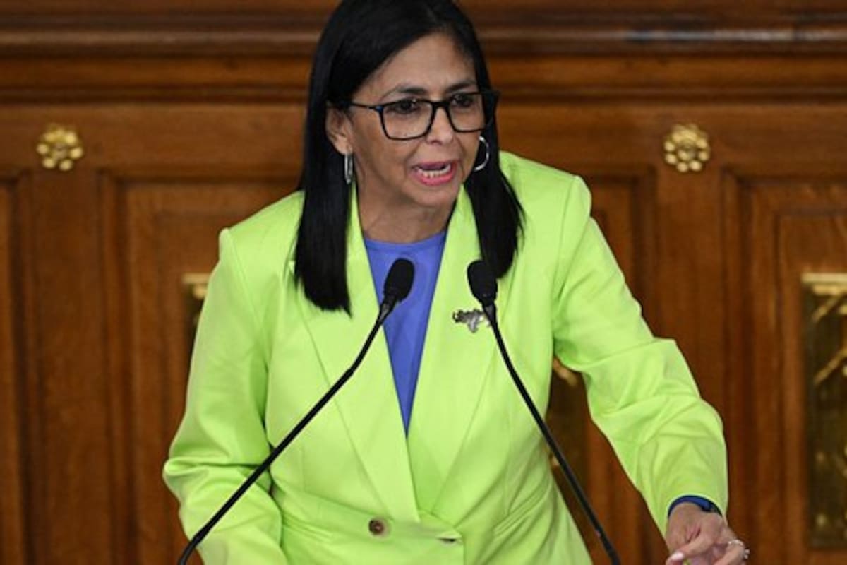Estudiantes encaran a Delcy Rodríguez y exigen la libertad de presos políticos