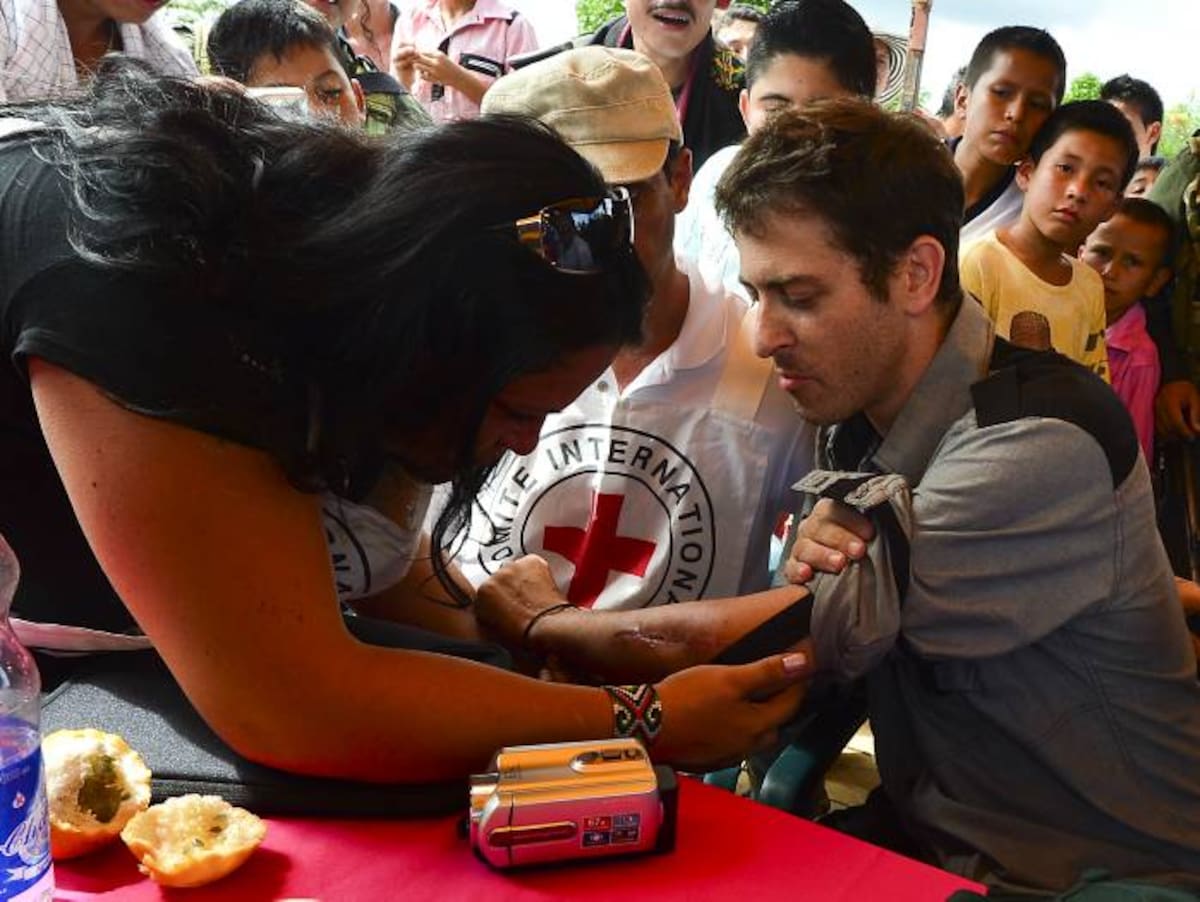 Observan la herida de Romeo Langlois. AFP LUIS ACOSTA