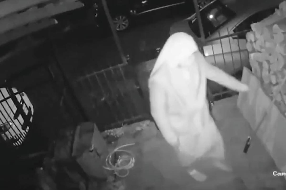 Video: Ladrón disfrazado de monja roba en una vivienda y se hace viral
