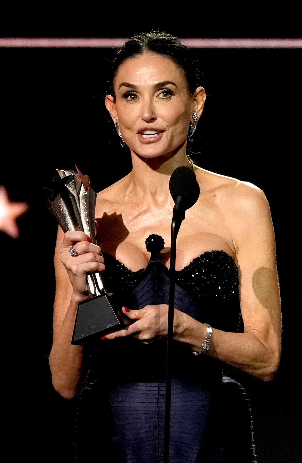 Demi Moore acepta el premio a mejor actriz por "The Substance" durante la 30ª edición de los Critics Choice Awards. //AP