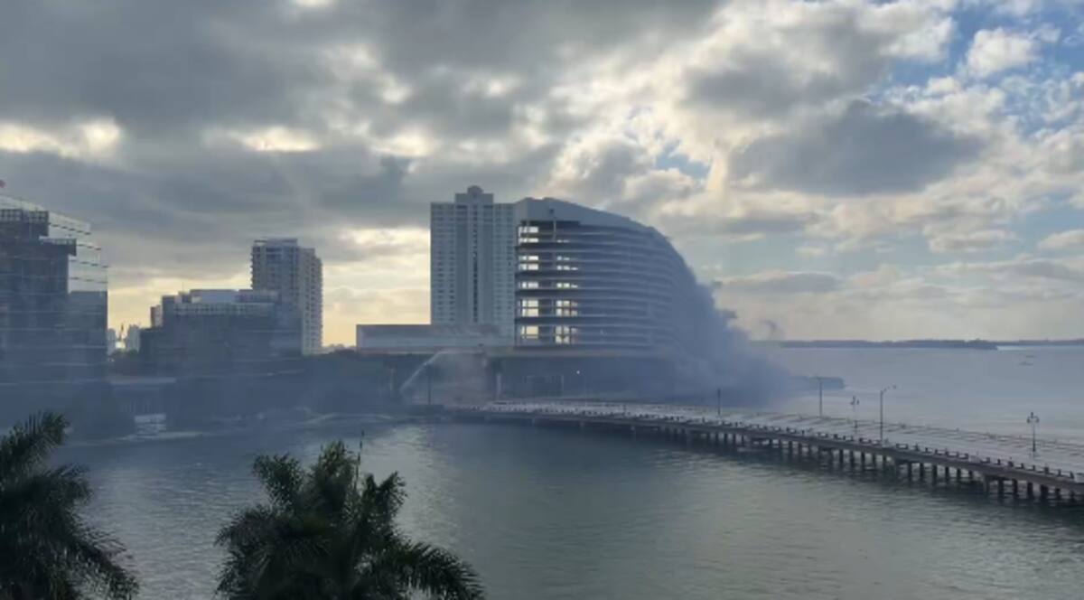 Demolición del icónico Hotel Mandarin Oriental de Miami. // Foto: Captura de video.