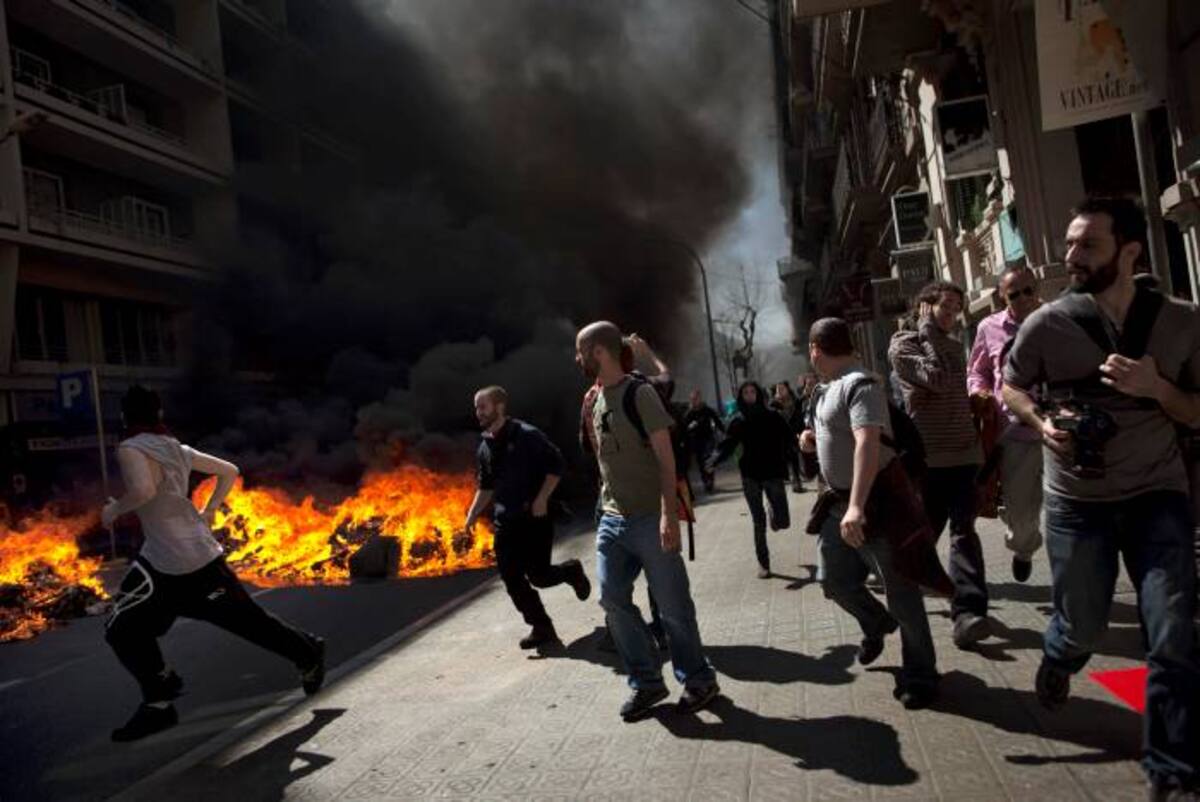La policía utilizó pelotas de goma y botes de humo en Barcelona para hacer frente a grupos de jóvenes que incendiaron contenedores y dañaron mobiliario urbano y comercios. AP Emilio Morenatti