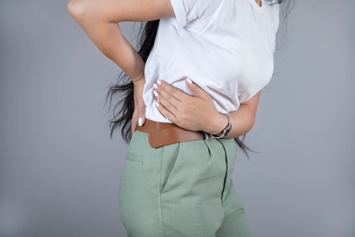 El dolor abdominal es uno de los síntomas de alarma del dengue. //123RF.