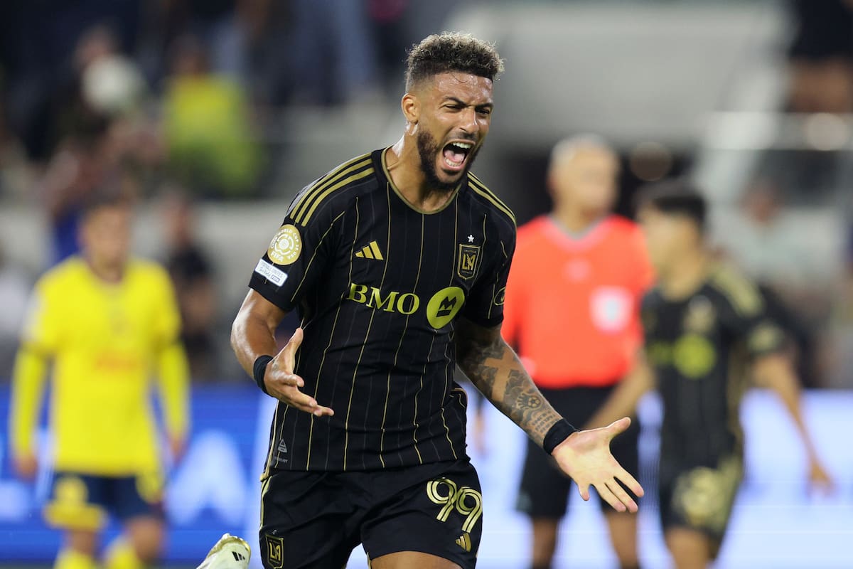 El delantero de Los Angeles FC Denis Bouanga reacciona después de fallar un gol durante el partido de fútbol entre Los Angeles FC y el Club América. //EFE