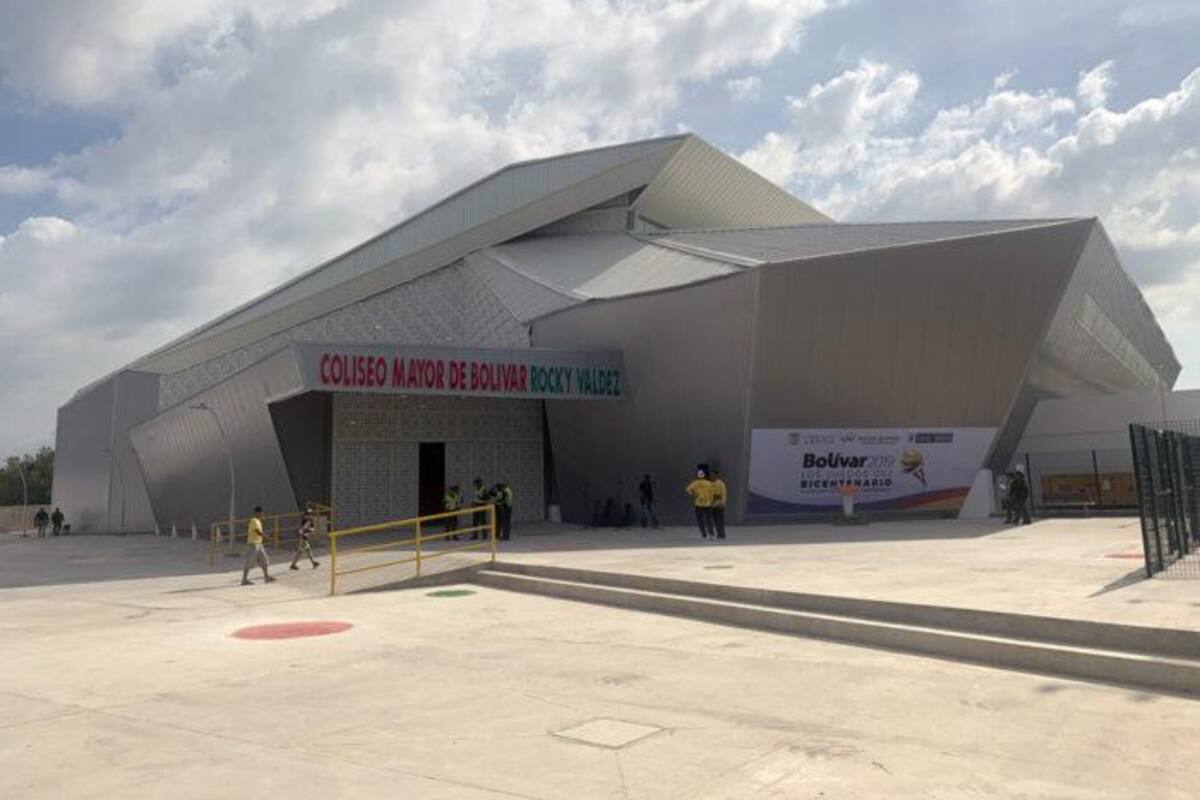 Vídeo: hombre vandaliza entrada al parqueadero del Coliseo Rocky Valdez