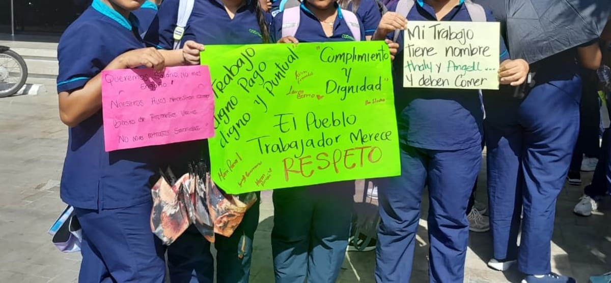 Los trabajadores realizaron una manifestación pacífica a las afueras del edificio Murano, en Bocagrande. // Foto: Julio Castaño - El Universal