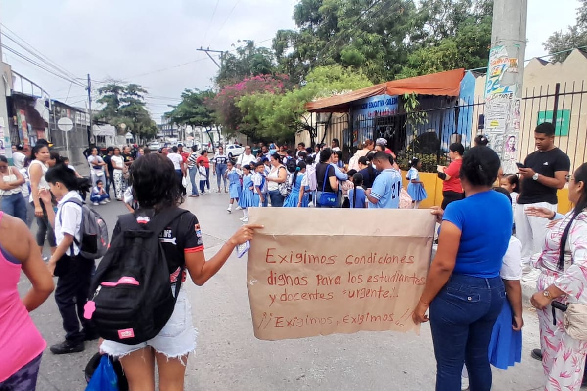 Protesta en colegio de Cartagena por fallas eléctricas: padres bloquean vía
