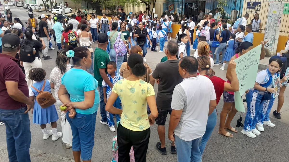 Denuncian fallas eléctricas en la Institución Educativa Soledad Acosta de Samper, sede San Fernando. // Foto: Julio Castaño - El Universal