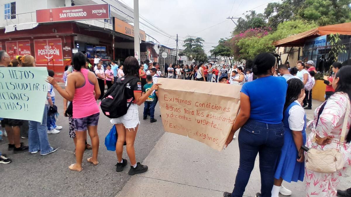 Denuncian fallas eléctricas en la Institución Educativa Soledad Acosta de Samper, sede San Fernando. // Foto: Julio Castaño - El Universal