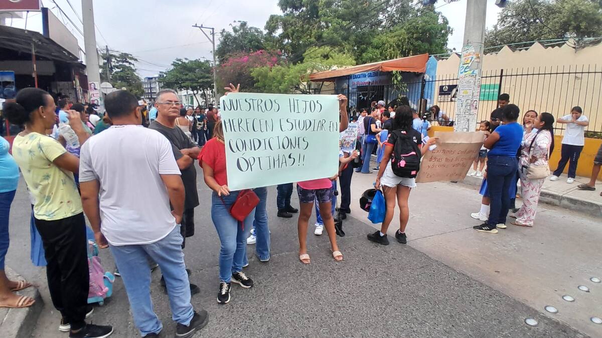 Denuncian fallas eléctricas en la Institución Educativa Soledad Acosta de Samper, sede San Fernando. // Foto: Julio Castaño - El Universal