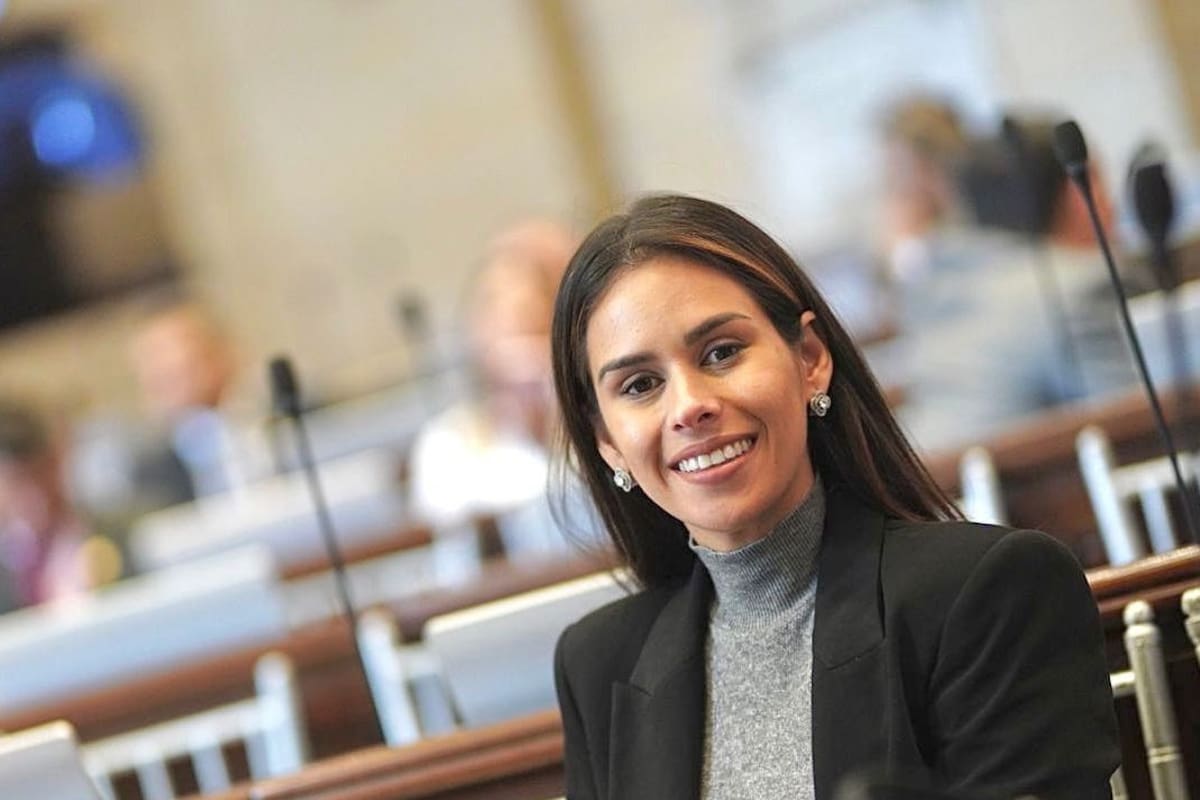 Denuncian posesión de Ángela María Vergara en el Congreso