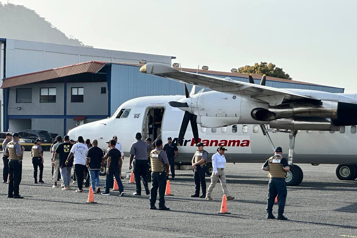 Migrantes suben a un avión para un vuelo de deportación de Panamá a Colombia este lunes, en el Aeropuerto Internacional Marcos A. Gelabert en la Ciudad de Panamá (Panamá). //EFE