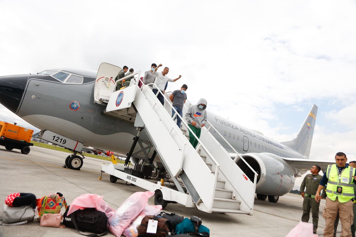 Ya se encuentran en suelo colombiano los connacionales del segundo vuelo de la FAC, que fueron deportados de Estados Unidos. // Cortesía - Presidencia.