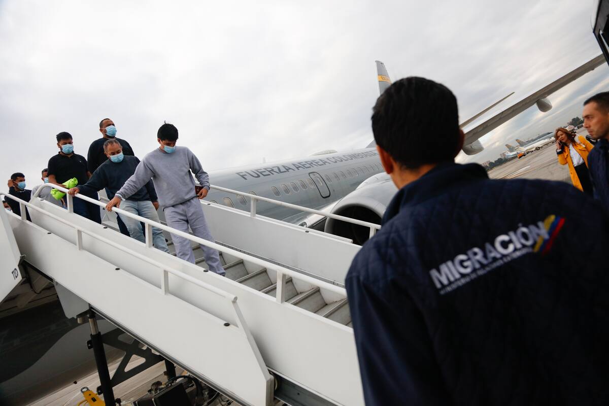 Arribó a Colombia segundo avión de la FAC con connacionales deportados