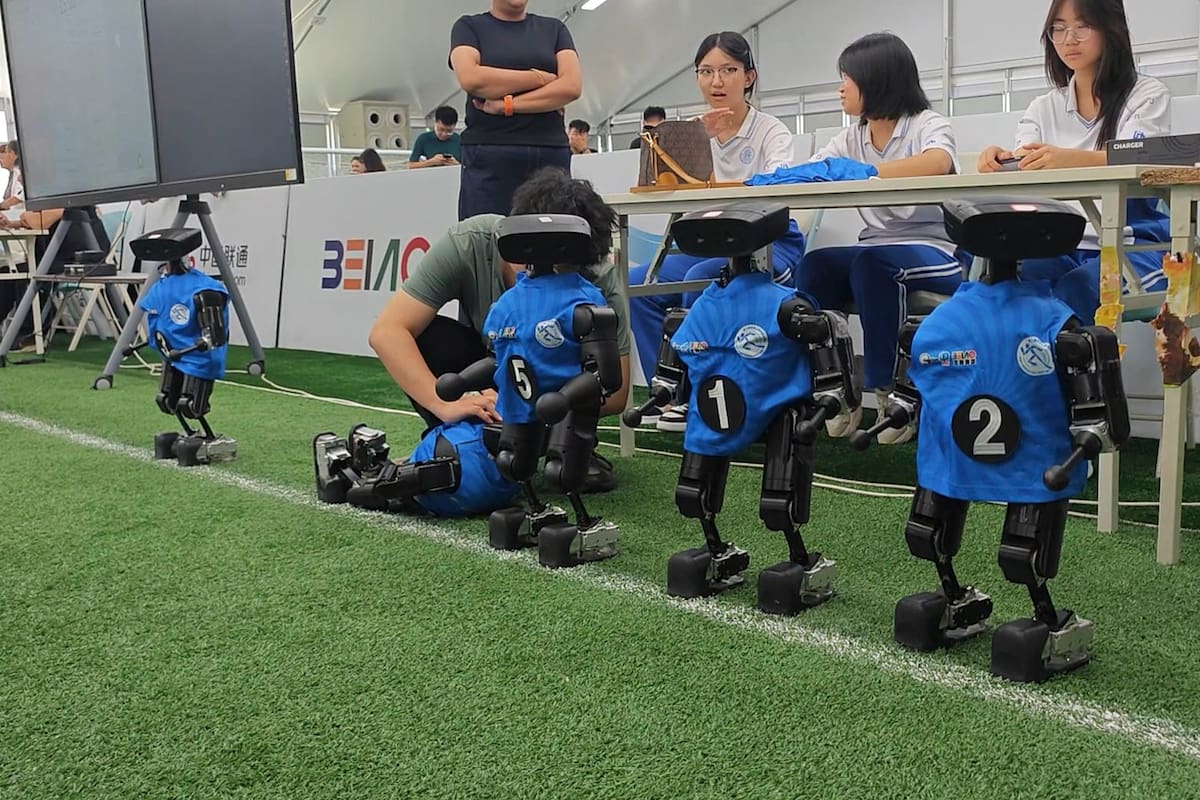 Correr, saltar o jugar al fútbol ya no basta: los llamados Juegos Mundiales de Robots Humanoides de Pekín quieren que, en su segunda edición, las máquinas demuestren también que pueden trabajar. El torneo amplía este año de seis a veinte los escenarios inspirados en tareas reales, en una apuesta por trasladar fuera de las pistas algunas de las capacidades que los humanoides desarrollan en la competición. EFE/Guillermo Benavides
