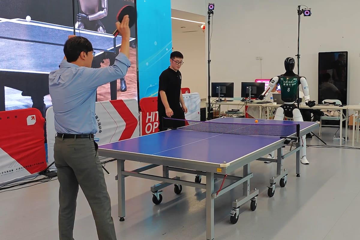 Correr, saltar o jugar al fútbol ya no basta: los llamados Juegos Mundiales de Robots Humanoides de Pekín quieren que, en su segunda edición, las máquinas demuestren también que pueden trabajar. El torneo amplía este año de seis a veinte los escenarios inspirados en tareas reales, en una apuesta por trasladar fuera de las pistas algunas de las capacidades que los humanoides desarrollan en la competición. EFE/ Guillermo Benavides