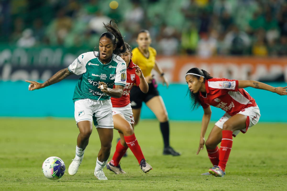 Melanin Aponzá (i), del Deportivo Cali, disputa el balón con Isis De La Cruz (c), de Independiente Santa Fe, durante el partido de vuelta de la final de la Liga Profesional Femenina de Colombia entre Deportivo Cali e Independiente Santa Fe en el estadio Deportivo Cali. //Foto, EFE: Ernesto Guzmán