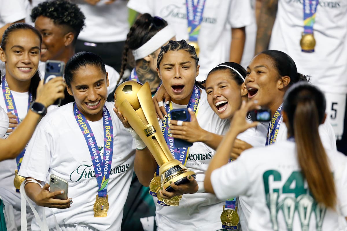 Jugadoras del Deportivo Cali celebran con el trofeo al ganar la final de la Liga Profesional Femenina de Colombia frente a Independiente Santa Fe en el estadio Deportivo Cali. //Foto, EFE: Ernesto Guzmán