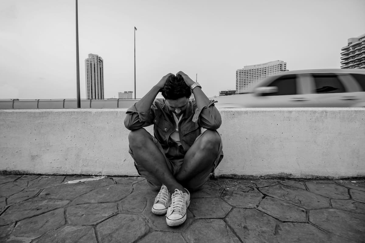 Muchas personas viven atrapadas en el dolor de las vidas que no vivieron, sin pensar, que esta vida es la que realmente importa. // 123RF