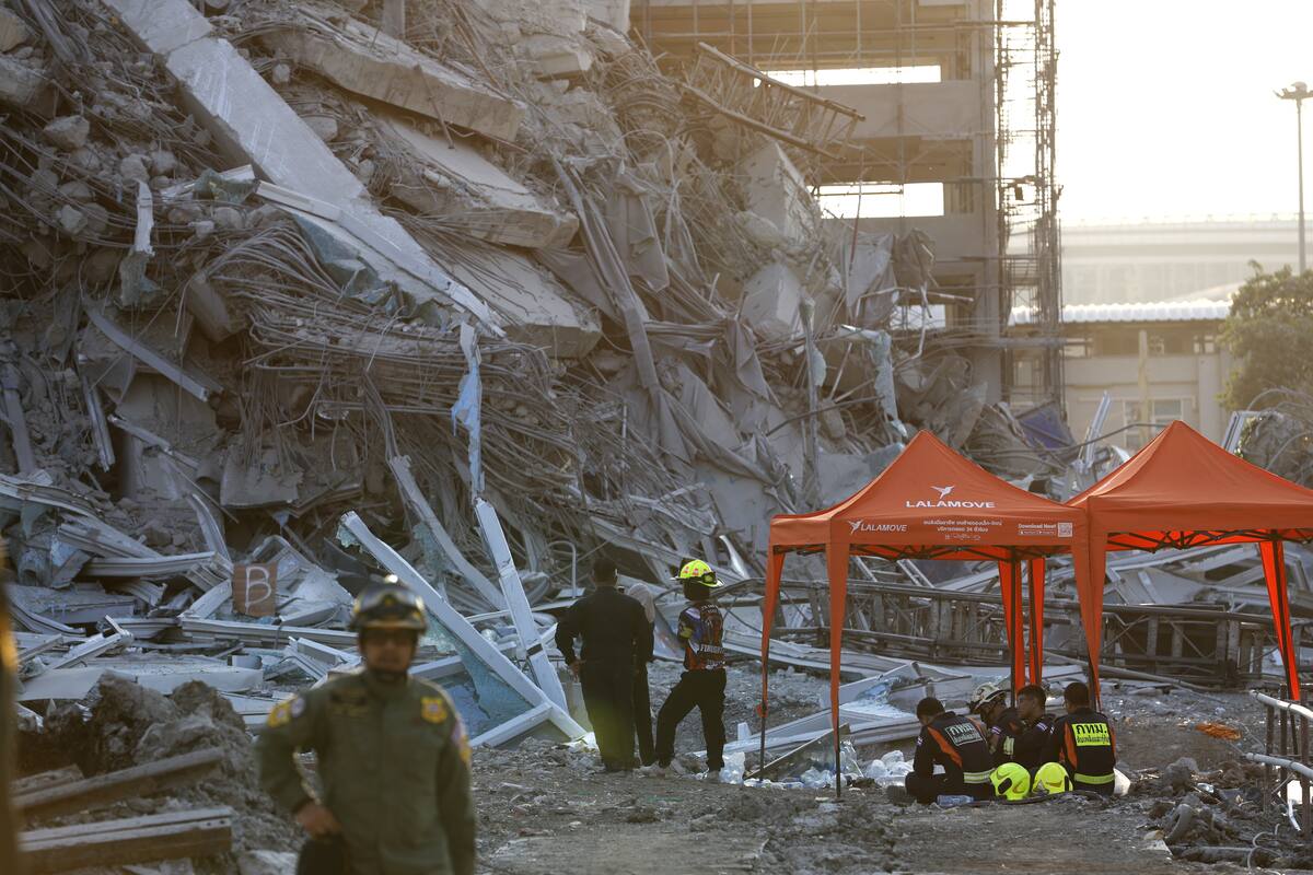 Los equipos de rescate buscan supervivientes en el lugar del derrumbe de un edificio tras un terremoto en Bangkok, Tailandia. //EFE