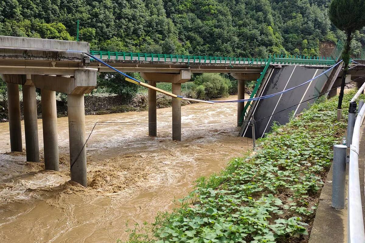 Derrumbe del puente de una autopista deja once personas muertas en China