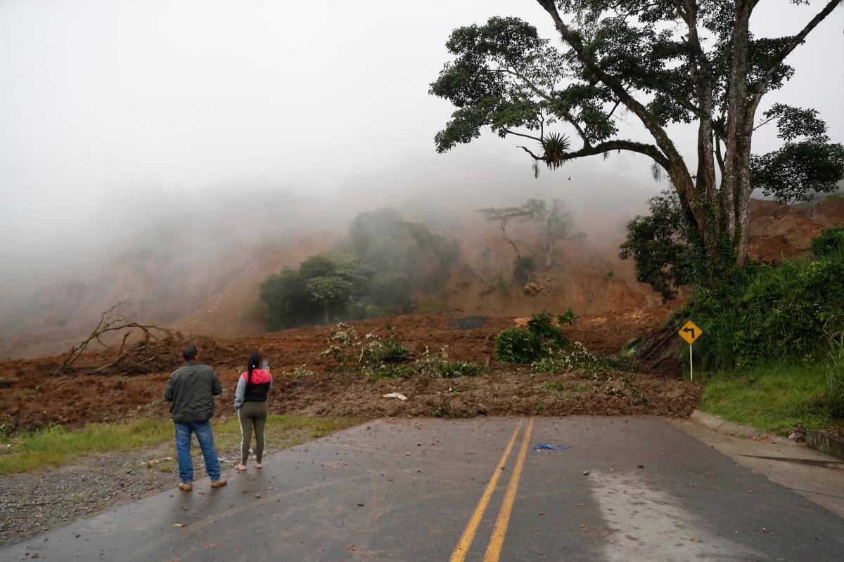 Ecuador autoriza paso de vehículos pesados por derrumbe de Vía Panamericana